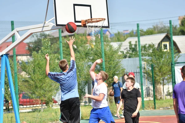 Orenburg, Russie - juillet 30, 2017 année : les hommes jouent au basketball de rue — Photo