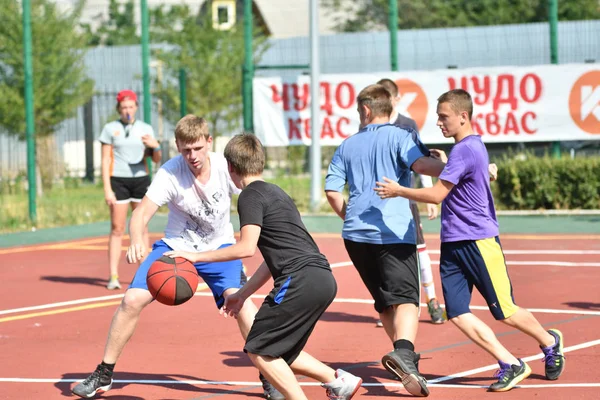 Orenburg, Rusko - 30 července 2017 rok: muži hrají Street basketbal — Stock fotografie