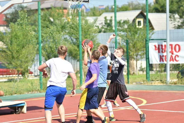 Orenburg, Venäjä - 30 heinäkuu 2017 vuosi: miehet pelaavat Street Basketball — kuvapankkivalokuva