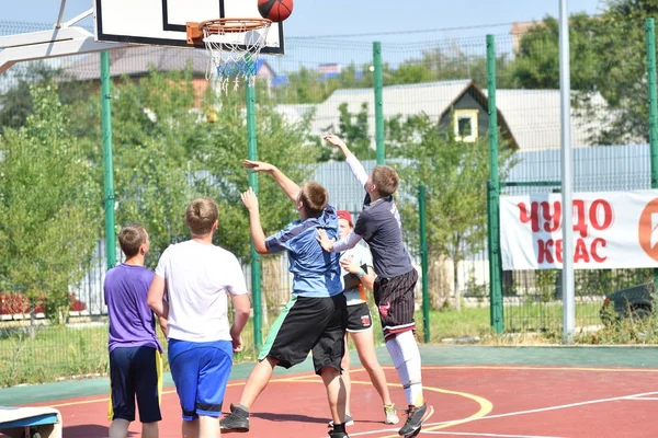 Orenburg, Rússia - Julho 30, 2017 ano: os homens jogam basquete de rua — Fotografia de Stock