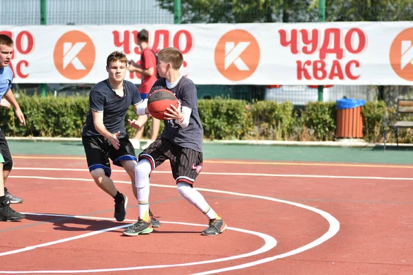 Orenburg, Rusland - 30 juli 2017 jaar: mannen spelen basketbal van de straat — Stockfoto