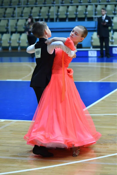 Orenburg, Russie - 12 novembre 2016 : Danse entre filles et garçons . — Photo