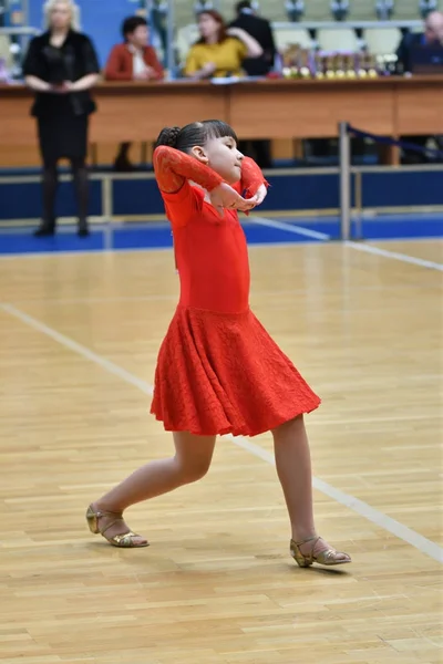 Orenburg, russland - 12. November 2016: Mädchen und Junge tanzen. — Stockfoto