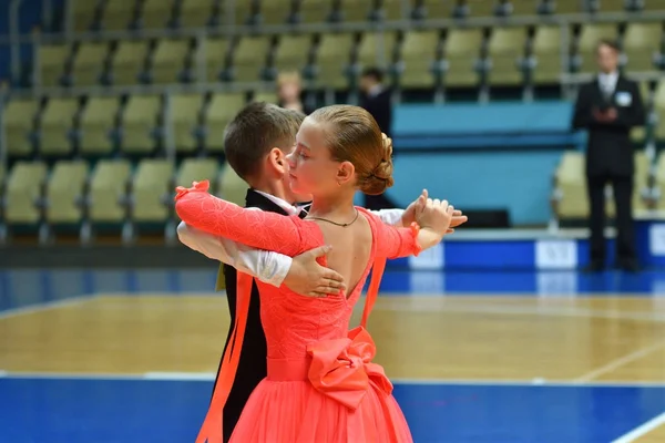 Orenburg, Rusko - 12. listopadu 2016: dívky a chlapce, tanec. — Stock fotografie