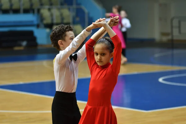 Orenburg, Rússia - 12 de novembro de 2016: Menina e menino dançando . — Fotografia de Stock