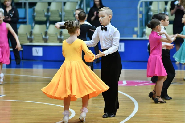 Orenburg, Rússia - 12 de novembro de 2016: Menina e menino dançando . — Fotografia de Stock