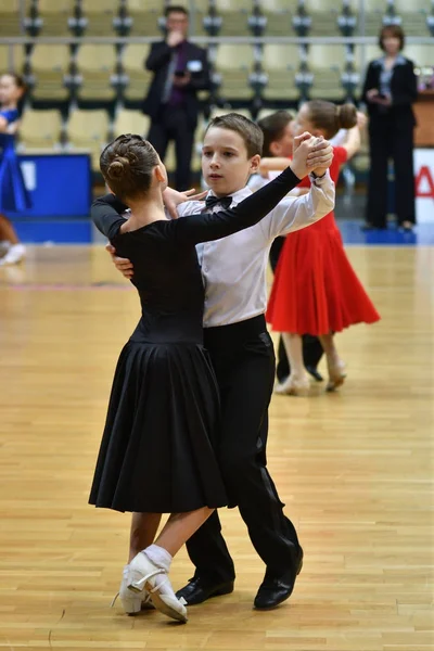 Όρεμπουργκ, Ρωσία - 12 Νοέμβριος 2016: κορίτσι και αγόρι χορό. — Φωτογραφία Αρχείου