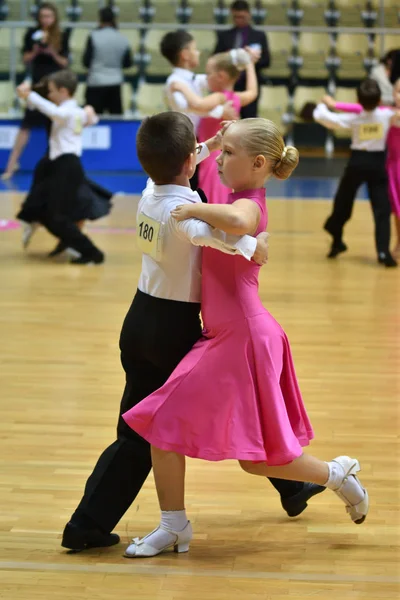 Orenburg, Rusia - 12 de noviembre de 2016: Baile de niñas y niños . — Foto de Stock