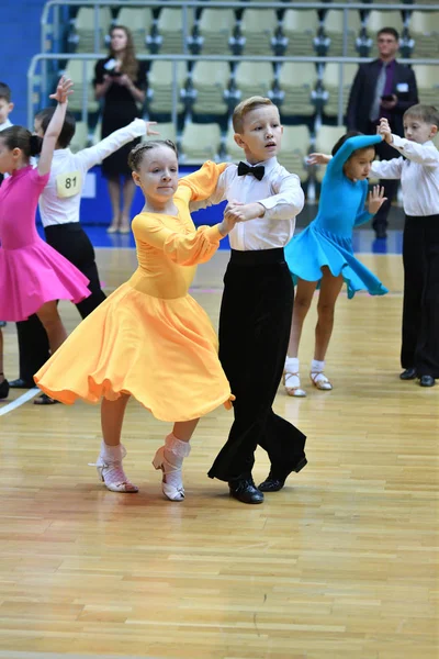 Orenburg, Rusia - 12 de noviembre de 2016: Baile de niñas y niños . — Foto de Stock