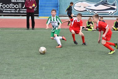 Orenburg, Rusya Federasyonu - 2017 yıl 28, Mayıs: çocuklar futbol oynamak
