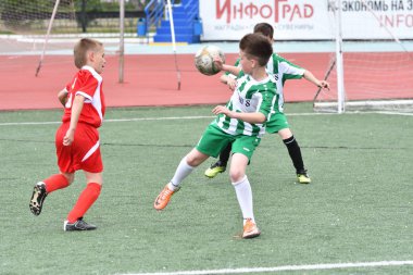 Orenburg, Rusya Federasyonu - 2017 yıl 28, Mayıs: çocuklar futbol oynamak
