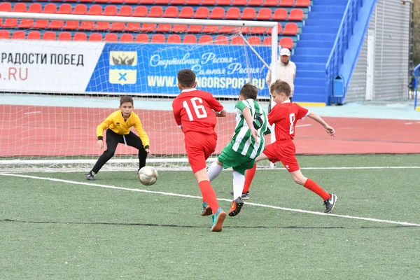 Orenburg, Rusland - mei 28, 2017 jaar: de jongens voetballen — Stockfoto