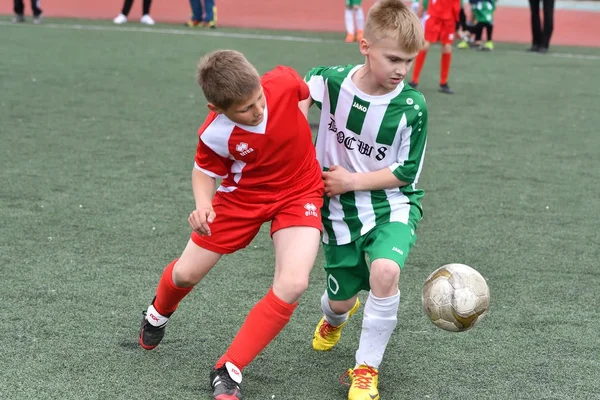 Orenburg, Rusya Federasyonu - 2017 yıl 28, Mayıs: çocuklar futbol oynamak
