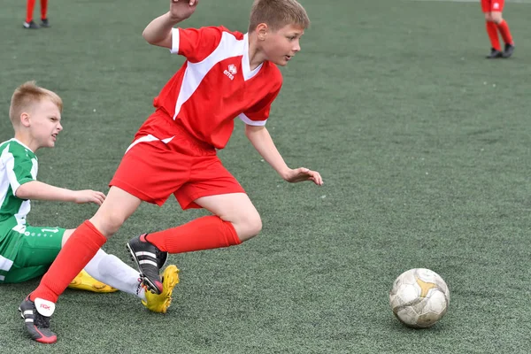 Orenburg, Rusya Federasyonu - 2017 yıl 28, Mayıs: çocuklar futbol oynamak