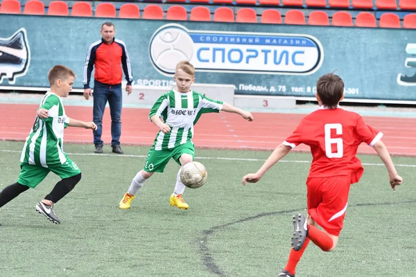 Orenburg, Rusia - 28 de mayo de 2017 año: Los chicos juegan al fútbol — Foto de Stock