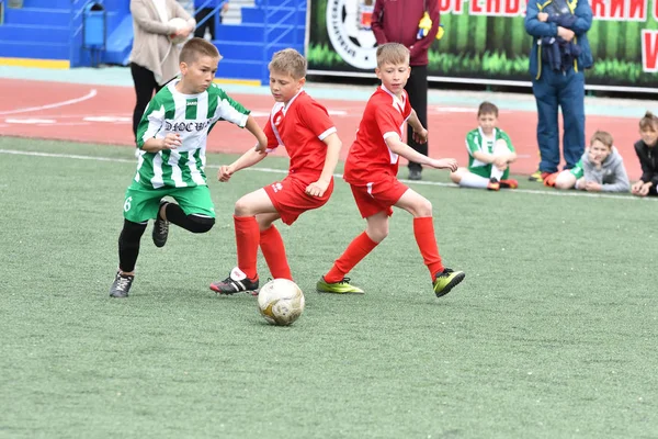 Orenburg, Ryssland - maj 28, 2017 år: pojkarna spela fotboll — Stockfoto