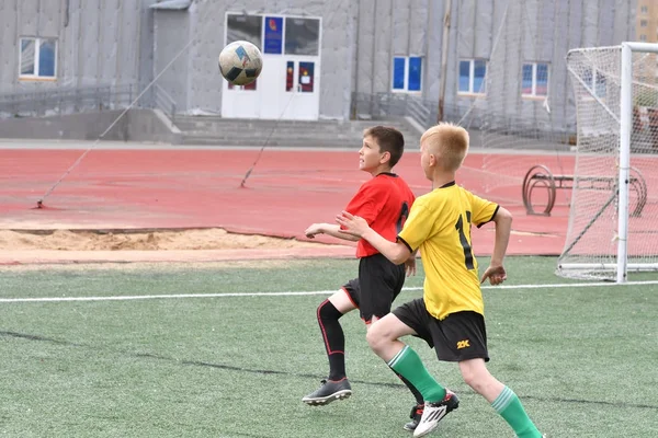 Orenburg, Rusya Federasyonu - 2017 yıl 28, Mayıs: çocuklar futbol oynamak
