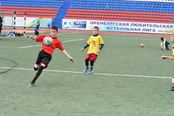 Orenburg, Rusya Federasyonu - 2017 yıl 28, Mayıs: çocuklar futbol oynamak