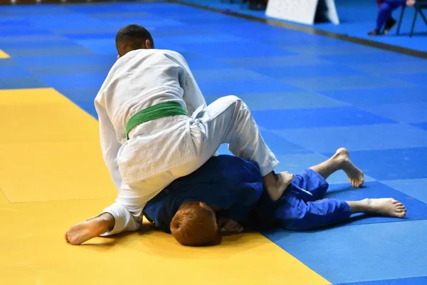 Les garçons concourent au Judo — Photo