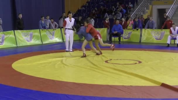 Orenburg, Rusland - 13 maart 2016: meisjes concurreren in Sambo — Stockvideo