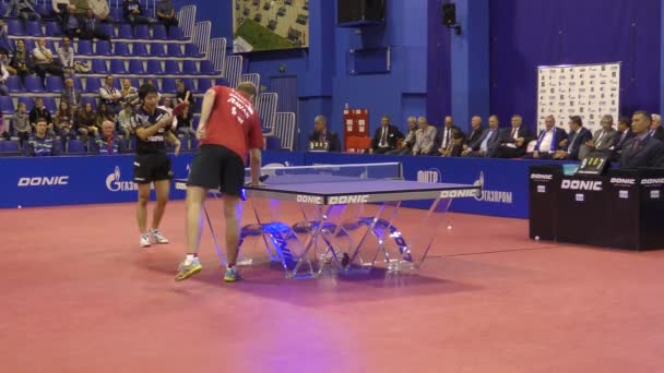 Orenburg, Rusia - 28 de septiembre de 2017 años: niño competir en el juego de tenis de mesa — Vídeo de stock