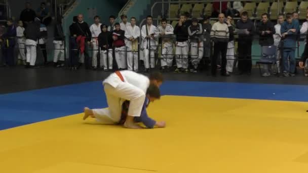 Orenburg, Rusia - 5 Februari 2016: Anak laki-laki berkompetisi dalam judo — Stok Video