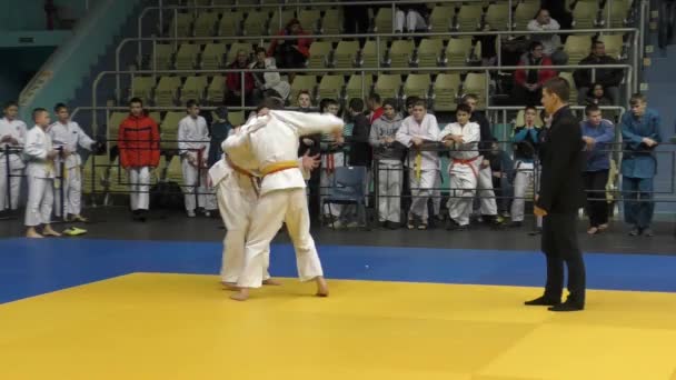 Orenburg, Rusia - 5 de febrero de 2016: Los chicos compiten en judo — Vídeo de stock