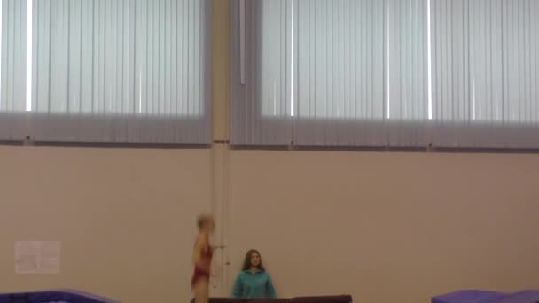 Orenburg, Rusland - 4 December 2016: Meisjes concurreren in het springen op de trampoline — Stockvideo