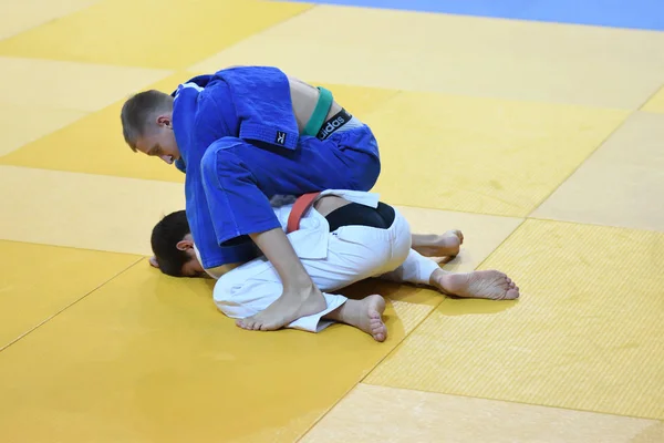 Orenburg, Russie - 21 octobre 2016 : Des garçons concourent au judo — Photo