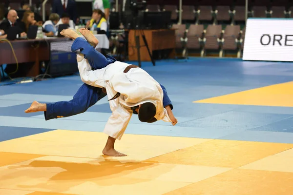 Orenburg, Russia - 21 ottobre 2016: I ragazzi gareggiano nel Judo — Foto Stock