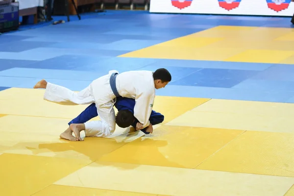 Orenburg, Rusland - 21 oktober 2016: jongens concurreren in Judo — Stockfoto