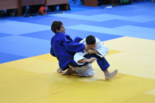 Orenburg, Oroszország - 2016. október 21.: fiúk versenyeznek Judo — Stock Fotó