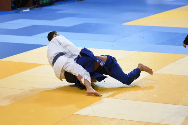 Orenburg, Russia - 21 ottobre 2016: I ragazzi gareggiano nel Judo — Foto Stock