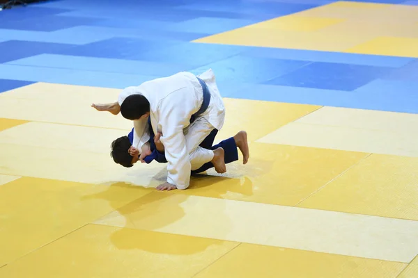 Orenburg, Federacja Rosyjska - 21 października 2016: chłopcy konkurować w Judo — Zdjęcie stockowe