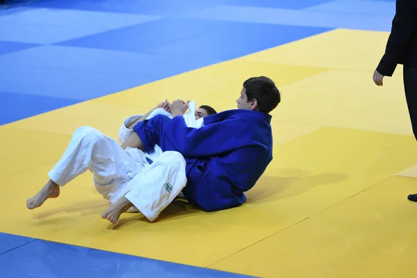 Orenburg, Rusia - 21 de octubre de 2016: Los niños compiten en Judo — Foto de Stock