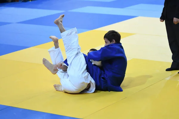 Orenburg, Oroszország - 2016. október 21.: fiúk versenyeznek Judo — Stock Fotó