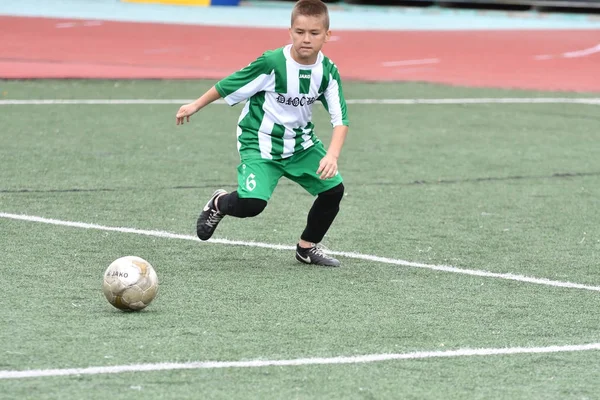 オレンブルク, ロシア連邦 - 可能性があります 28、2017 年: 少年サッカー — ストック写真