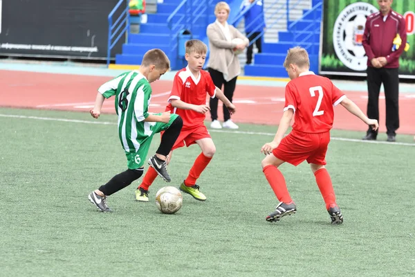 Orenburg, Rusland - mei 28, 2017 jaar: de jongens voetballen — Stockfoto