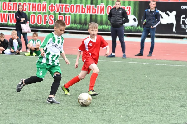 Orenburg, Rusia - 28 de mayo de 2017 año: Los chicos juegan al fútbol — Foto de Stock