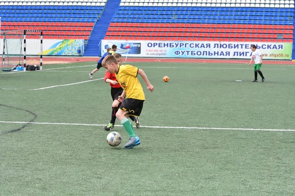 Orenburg, Russie - 28 mai 2017 année : Les garçons jouent au football — Photo