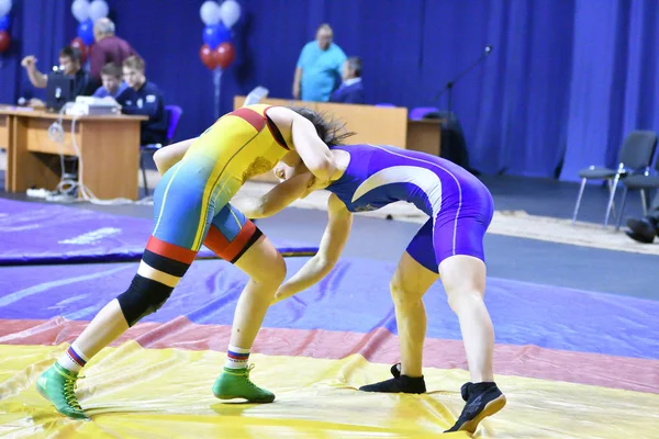 Orenburg, Russia - October 25, 2017 year: Girls compete in freestyle wrestling — Stock Photo, Image