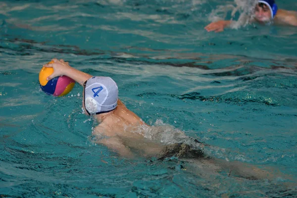 Orenburg, Rusia - 4 de mayo de 2017 años: los niños juegan en waterpolo —  Fotos de Stock