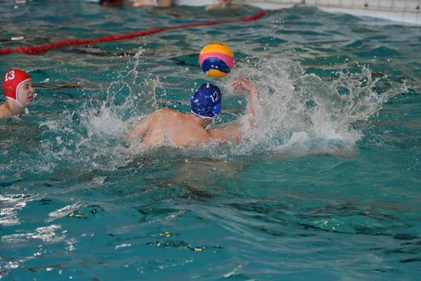 オレンブルク, ロシア連邦 - 可能性があります 4、2017 年: 水球競技の少年を再生 — ストック写真