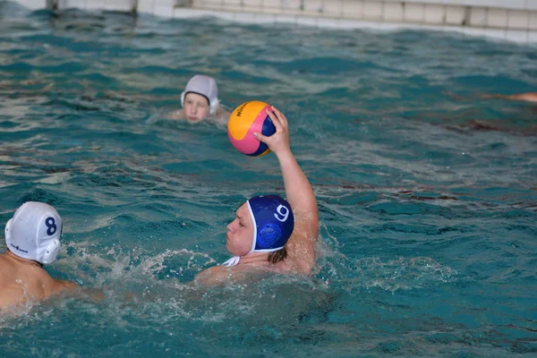 Orenburg, Russia - May 4, 2017 years: the boys play in water polo — Stock Photo, Image