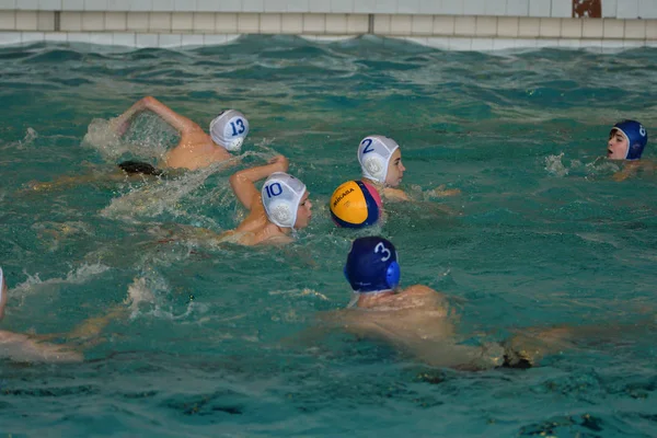 Orenburg, Russie - 4 mai 2017 ans : les garçons jouent au water-polo — Photo