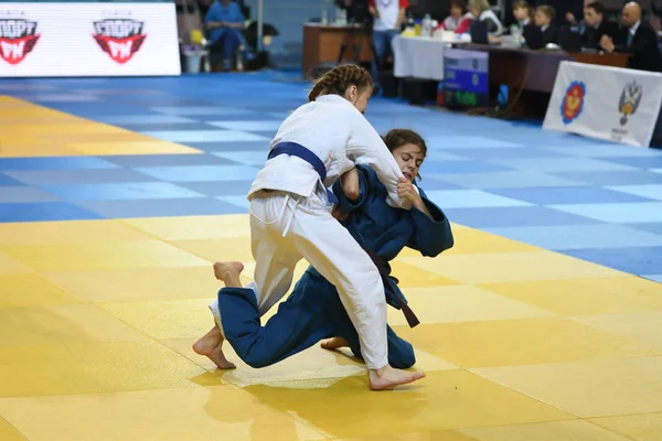 Orenburg, russland - 21.10.2016: Mädchen messen sich im Judo — Stockfoto