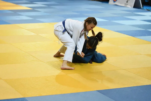 Orenburg, Rusia - 21 de octubre de 2016: Las niñas compiten en Judo — Foto de Stock