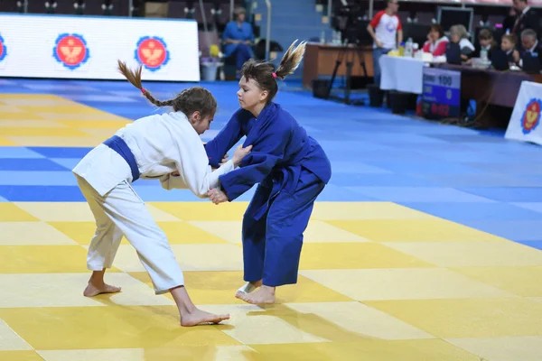 Orenburg, Rusia - 21 de octubre de 2016: Las niñas compiten en Judo —  Fotos de Stock