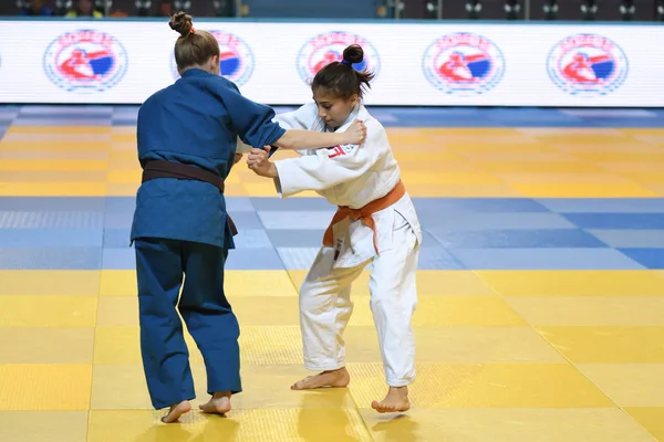 Orenburg, Rusland - 21 oktober 2016: meisjes concurreren in Judo — Stockfoto