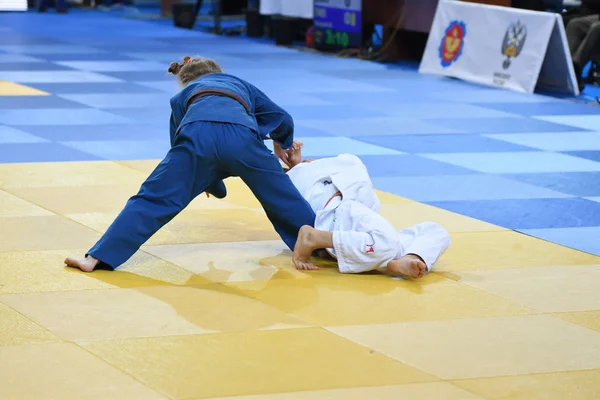 Orenburg, Rusia - 21 de octubre de 2016: Las niñas compiten en Judo — Foto de Stock